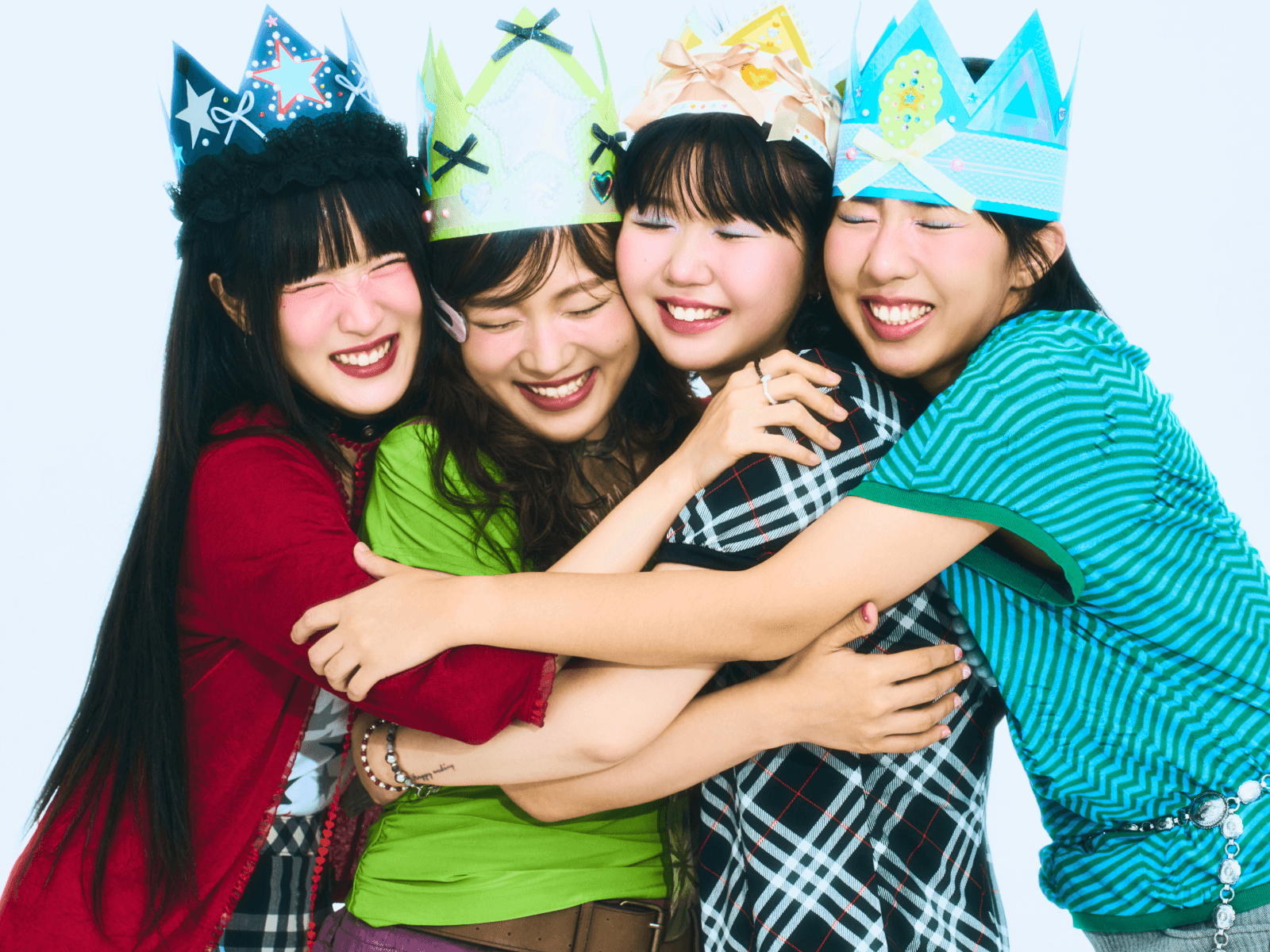 네 명의 여성 베이시스트, 서로를 안아주다