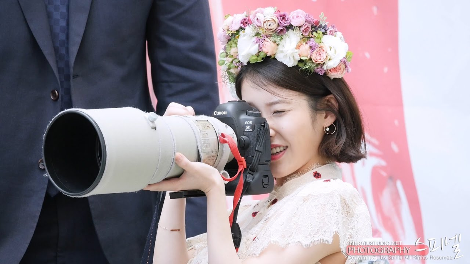 출처: 170507 대포카메라 든 아이유 직캠 IU fancam @ 영등포 팬사인회 by Spinel (#) // 얼굴이 정말 작으시네요…